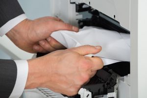 Atolamento de papel provocado pelas falhas das impressoras