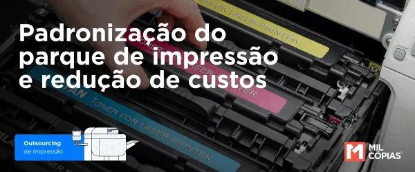 Homem trocando tinta da impressora