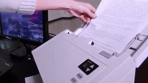 Vídeo de uma pessoa digitalizando um documento e abrindo-o no computador